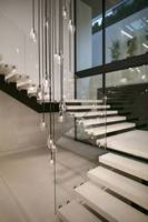 Escalier en L moderne YL METAL pour intérieur avec garde-corps en fil d'acier et verre, fabriqué en verre trempé, bois massif, marbre et acier inoxydable