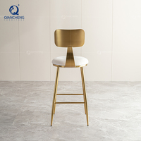 QIAN CHENG neue Rückenlehne Kunstleder Messing Metall gepolstert Barhocker Hochstuhl Tisch Set Lieferanten Luxus Club Silla Bar