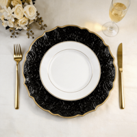 Assiette de présentation décorative en plastique doré de 13 pouces à bord festonné pour la mise en table de mariages, banquets et fêtes