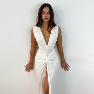 Robe de soirée élégante pour femme, collection 2026, avec décolleté plongeant, dos nu, style licou et fente - Product Image 3