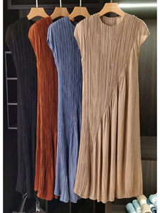 Abito Midi Plissettato Personalizzato da <span class=keywords><strong>Donna</strong></span>, Elegante Vestito a Linea A con Maniche Corte, Colore Kaki, Moda Minimalista, Fornitore OEM ODM all'Ingrosso - Product Image 3