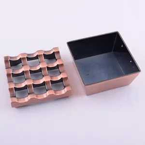 أنتيكة نحاسية اللون 9 فتحات مربعة الشكل معدنية مقاومة للرياح منفضة سجائر للفنادق