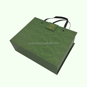 Элитная подарочная коробка из жесткого картона с матовой ламинацией, губчатой подкладкой, магнитной застежкой и ручкой, на заказ по размеру и цвету - Product Image 3