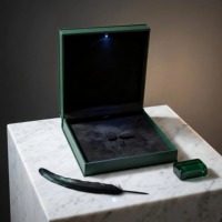 Boîte à bijoux de luxe vert foncé avec logo personnalisé, couvercle lumineux, doublure en velours, gaufrage, revêtement UV, papier d'art, emballage haut de gamme