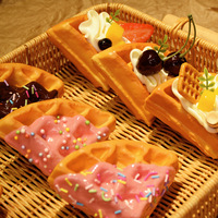 Modèle de simulation de gaufre à la crème de fraises, pour la décoration de table de desserts, l'affichage en boulangerie et la photographie d'échantillons