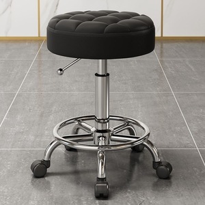 Tabouret bas rond en cuir noir de luxe avec roulettes pour salon de beauté, coiffeur, barbier, cuisine, usage domestique, mobilier de salon - Product Image 1