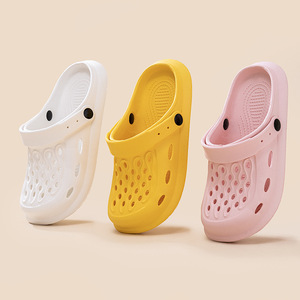 Alta calidad fábrica al por mayor verano clásico hombres y mujeres sandalias suela gruesa antideslizante agujero zapatos playa EVA Casual zuecos - Product Image 2