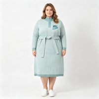 Robe en maille mi-mollet personnalisée en usine, col montant, demi-fermeture éclair, motif chevrons jacquard, avec ceinture ajustable