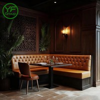 Ensemble table et chaises sur mesure, faciles à nettoyer, en cuir, pour restaurant, café, ou salle à manger.