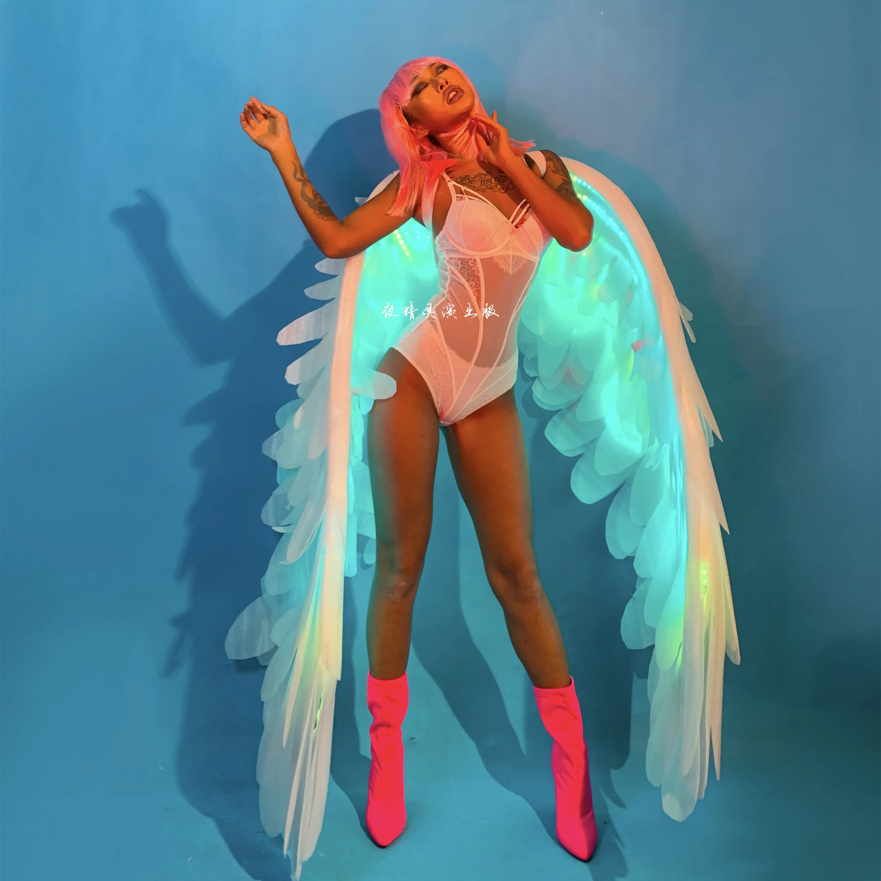 Fashion Stage Performance Wear Prop Women danza del ventre luminescenza bianca Led Feather Angel Big Wings Carnival Party Show Costume