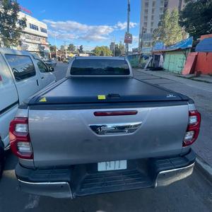 ผ้าคลุมเตียงรถบรรทุกแบบพับเก็บได้ฝาครอบลูกกลิ้งสำหรับรถโตโยต้าไฮลักซ์รีโว <span class=keywords><strong>SR5</strong></span> 2022-2023คู่มือผลิตจากจีน - Product Image 2