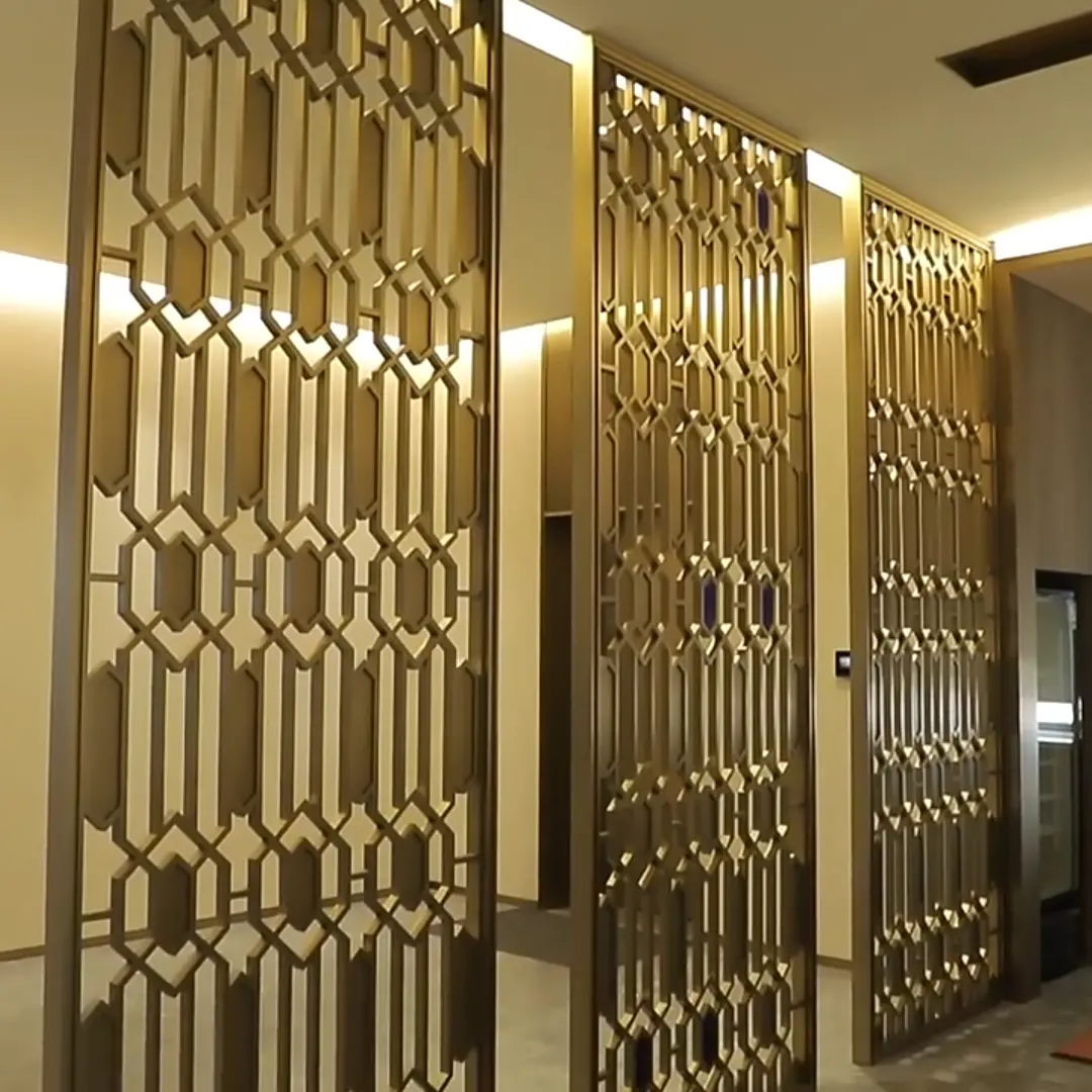 Nouvelラグジュアリーデザインゴールデンアルミニウムスクリーン & ルームディバイダー、オフィステーマの屋内装飾用の芸術的な金属スクリーン