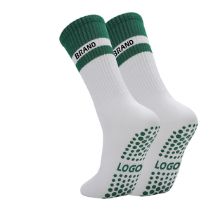 Chaussettes antidérapantes Brand Crew avec rayures vertes et logo pour le basketball - Product Image 1