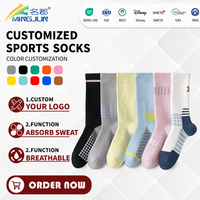 Chaussettes de sport montantes respirantes et antibactériennes pour femmes, idéales pour le basketball et la course, avec motif rayé et revers tricoté pour une protection accrue