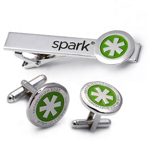 Fermacravatta da uomo con logo in argento dorato personalizzato - Product Image 1