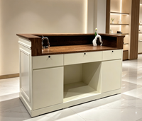 Comptoir de caisse pour magasin de vêtements rétro, bar de réception créatif pour boutique tendance, bureau d'accueil pour salon de beauté, réception d'entreprise