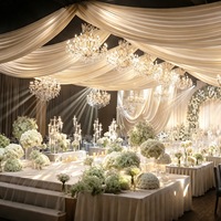 Décoration complète de salle de mariage incluant des boules de fleurs, des décorations de plafond, des lumières de guidage allant au sol, des fleurs artificielles pour la décoration de scène