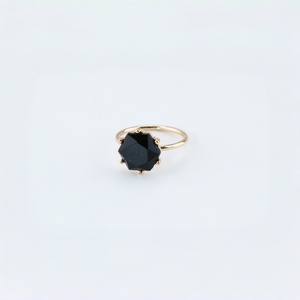 Anello Minimalista Unisex in Onice Nero e Oro, Design Geometrico Vintage, Gioiello Elegante per Uso Quotidiano e Regalo di Nozze - Product Image 1