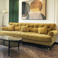Canapé sectionnel vintage français de style mid-century en velours vert, rose, caramel, capitonné, pour appartement, salon, luxe léger, trois places