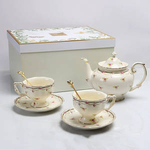 Service à thé rétro européen en céramique, motif fraise, avec théière, tasses et soucoupes à bord doré, style britannique - Product Image 1