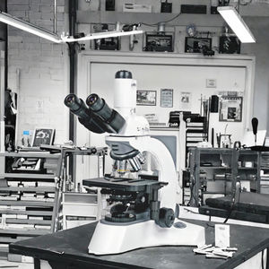 Microscope composé trinoculaire de laboratoire PULSE avec source de lumière halogène, mise au point manuelle, indice de protection IP53, garantie 1 an pour laboratoire OEM - Product Image 3