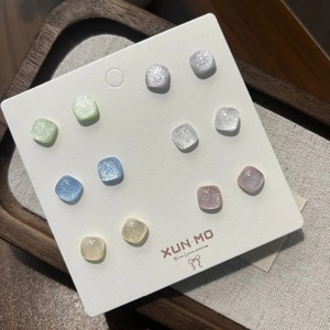 ต่างหูเรซิ่นทรงสี่เหลี่ยม XUN MO สำหรับผู้หญิง แฟชั่นเรียบง่าย สีสันสดใส ดีไซน์เรขาคณิต เครื่องประดับ - Product Image 1