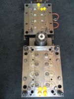 Molde de tapa abatible para botella de vidrio, con motor de desatornillado para tornillo hermético