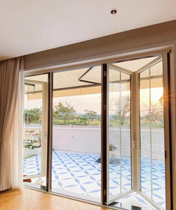 أبواب منزلقة عصرية بسيطة مقاومة للماء مخصصة من سبائك الألومنيوم والزجاج قابلة للطي مع سطح نهائي للفيلات - Product Image 1