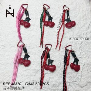 Portachiavi con Ciondolo a Forma di Cuore in Pelle Rossa, Accessorio di Moda, 2 Pezzi per Colore - Product Image 1