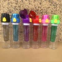 Bouteille d'eau de 700 ml avec infuseur à fruits et citron en plastique et couvercle à ouverture rapide