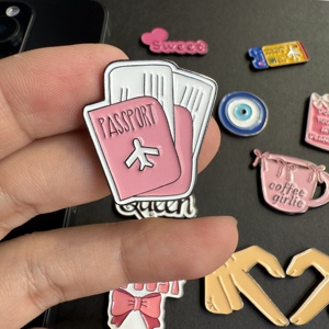 Индивидуальные гравированные современные металлические мягкие эмалевые модные наклейки с пользовательским логотипом из Китая для различных случаев и использования телефона - Product Image 3