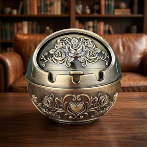 Cendrier de bureau rond en laiton vintage avec motif floral en forme de cœur pour la décoration de la maison - Product Image 1