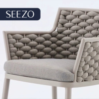 Ensemble de table d'extérieur moderne en alliage d'aluminium léger et bois de teck avec chaises empilables, design imperméable pour patio, jardin, hôtel