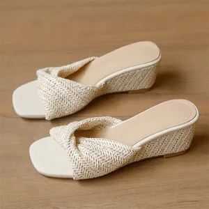 Sandales compensées ajourées plissées pour femme, élégantes et confortables, à bout carré, pour l'été et les banquets - Product Image 3