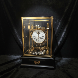 Horloge de table à mouvement mécanique en laiton doré 24 carats, à gravité, avec boule tombante visible, plateforme d'échappement et base à tiroir - Product Image 1