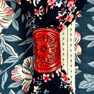 Accessoire de sac en cuir rouge à boucle florale gaufrée, style vintage, support décoratif tendance - Product Image 1