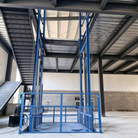 Plateforme élévatrice hydraulique murale à rail vertical pour le levage de marchandises dans la logistique interne des usines industrielles
