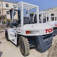 Chariot élévateur industriel diesel 4x4 TCM d'occasion de 8 tonnes avec pneus pleins et mât à deux étages pour charges lourdes