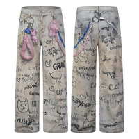 Jean baggy unisexe beige gris délavé avec imprimé graffiti intégral, coupe large, avec breloques en peluche et détails de chaînes colorées