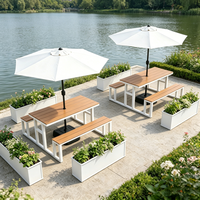 Ensemble table et chaises en WPC pour l'extérieur avec parasol, mobilier de loisirs tendance pour cour, rue piétonne commerciale et restaurant