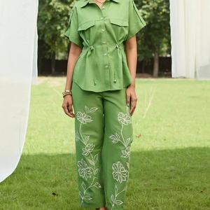 ชุดเซ็ตผ้าลินินสีพื้นสำหรับผู้หญิง สไตล์ลำลองสุดชิค ประกอบด้วยกางเกงขายาวทรงกว้าง เสื้อคลุมคาร์ดิแกน และเสื้อเชิ้ตปักลายผ้าฝ้าย เหมาะสำหรับฤดูใบไม้ผลิและฤดูร้อน ลดราคาพิเศษ - Product Image 2