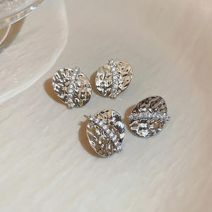 Boucles d'oreilles clous en argent tibétain avec strass en cristal, taille brillant ronde vintage, sertissage griffe, bijoux de mode unisexe - Product Image 6