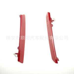 Réflecteur de pare-chocs arrière Maserati 675000321 675000322 pour remplacement et réparation, plastique rouge avec clip métallique - Product Image 4