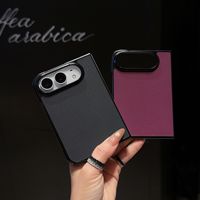 Étui de protection en tissu texturé pour iPhone Duo, modèle pliable, finition mate, résistant aux chutes.