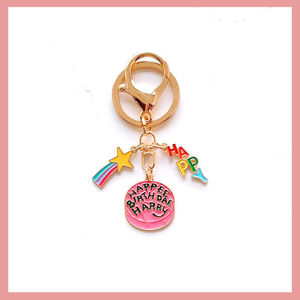 Porte-clés gâteau <span class=keywords><strong>d</strong></span>'anniversaire, porte-clés en émail rose « Happee Birthdae », joli breloque étoile arc-en-ciel et <span class=keywords><strong>lettre</strong></span> « Happy », excellent cadeau pour les amis - Product Image 3