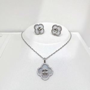 Precio de fábrica: Conjunto de joyería de plata 925 con esmalte, aretes y collar de perlas con diseño de flor coreana, estilo trébol, único y moderno. - Product Image 4