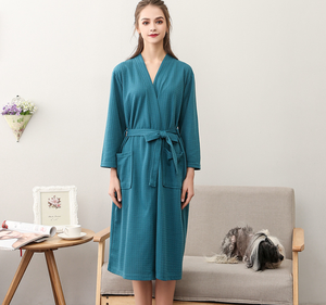 Accappatoio in Tessuto Waffle 100% Poliestere di Alta Qualità per Coppie Lunghezza al Ginocchio Estivo Autunnale Primaverile Asciugatura Rapida Scollo a V - Product Image 4