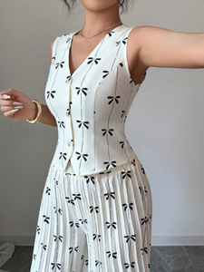 Completo coordinato due pezzi da <span class=keywords><strong>donna</strong></span> bianco e nero con stampa a fiocco: gilet senza maniche con scollo a V e bottoni e pantaloni a gamba larga a vita alta plissettati – Outfit estivo - Product Image 5
