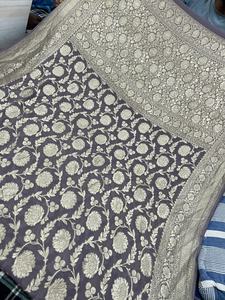 Sari en Georgette Banarasi Pur de Créateur, Semi-Tissé à la Main, Tissage Fin, Léger, Fluide, Élégant, Finition Traditionnelle, Idéal pour les Fêtes - Product Image 3