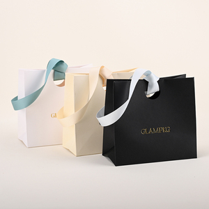 GLAMPKG grosir Premium dipersonalisasi tas kertas kustom Logo dicetak perhiasan hadiah kemasan tas kertas dengan pita - Product Image 1